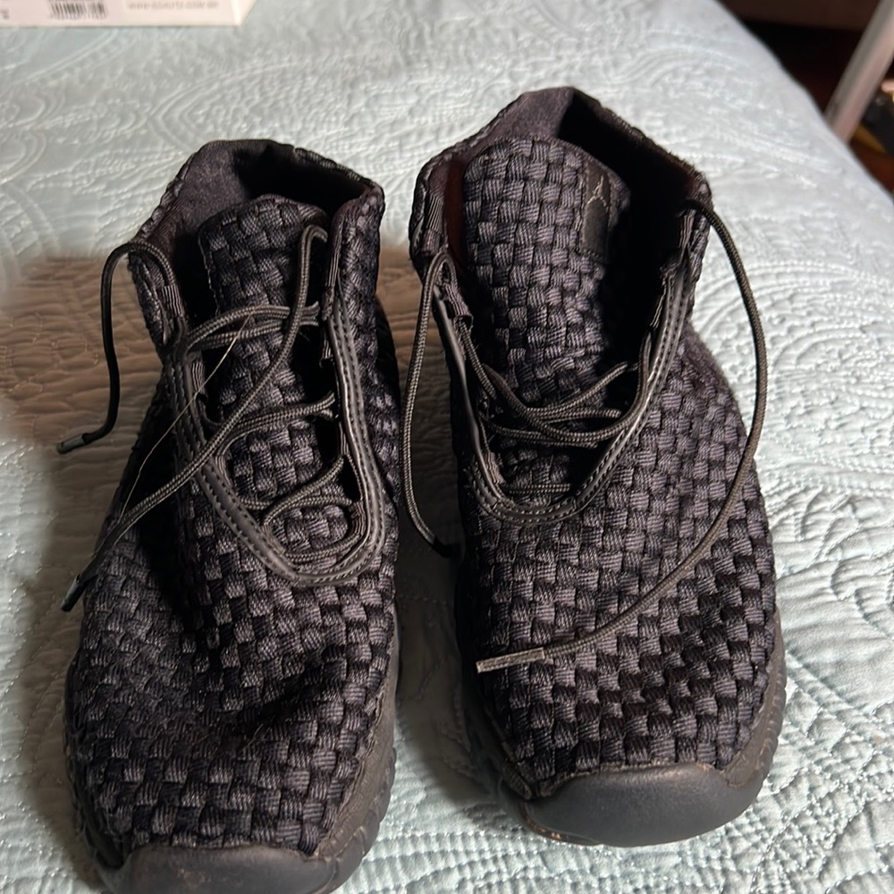 Tennis shoes